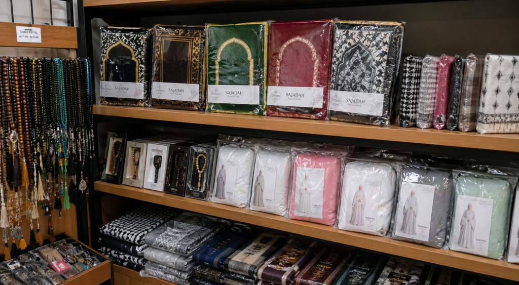 perlengkapan ibadah lengkap seperti sajadah tasbih dan mukena