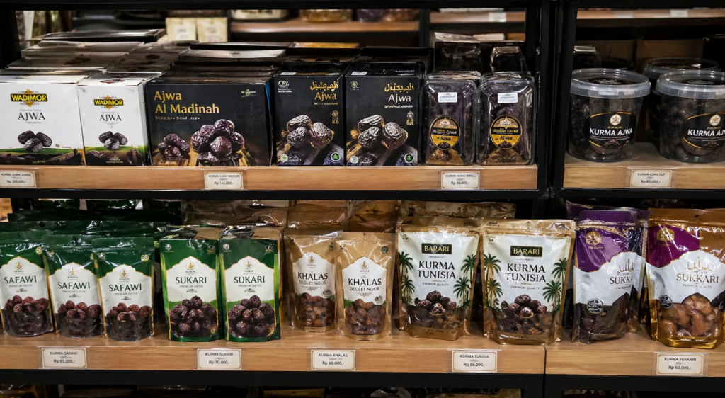 rak kurma berbagai varian dan grade di supplier oleh oleh haji solo